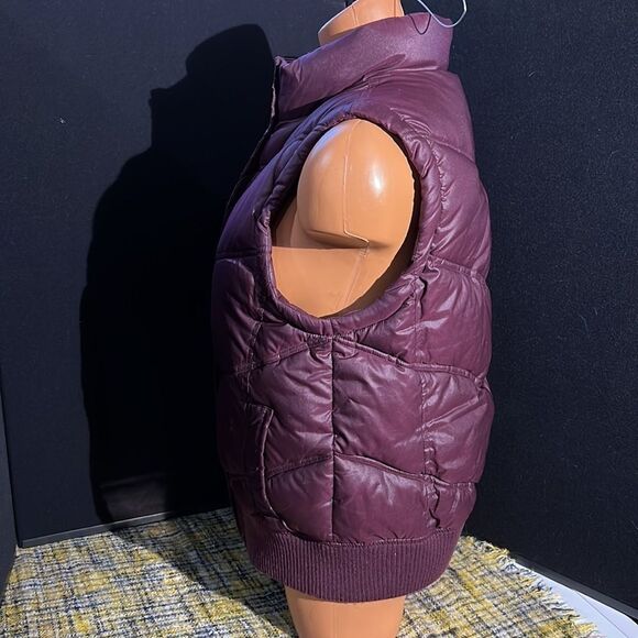 Classic Burgundy Puffer Vest from Gap - Size Medium - Picture 6 of 11